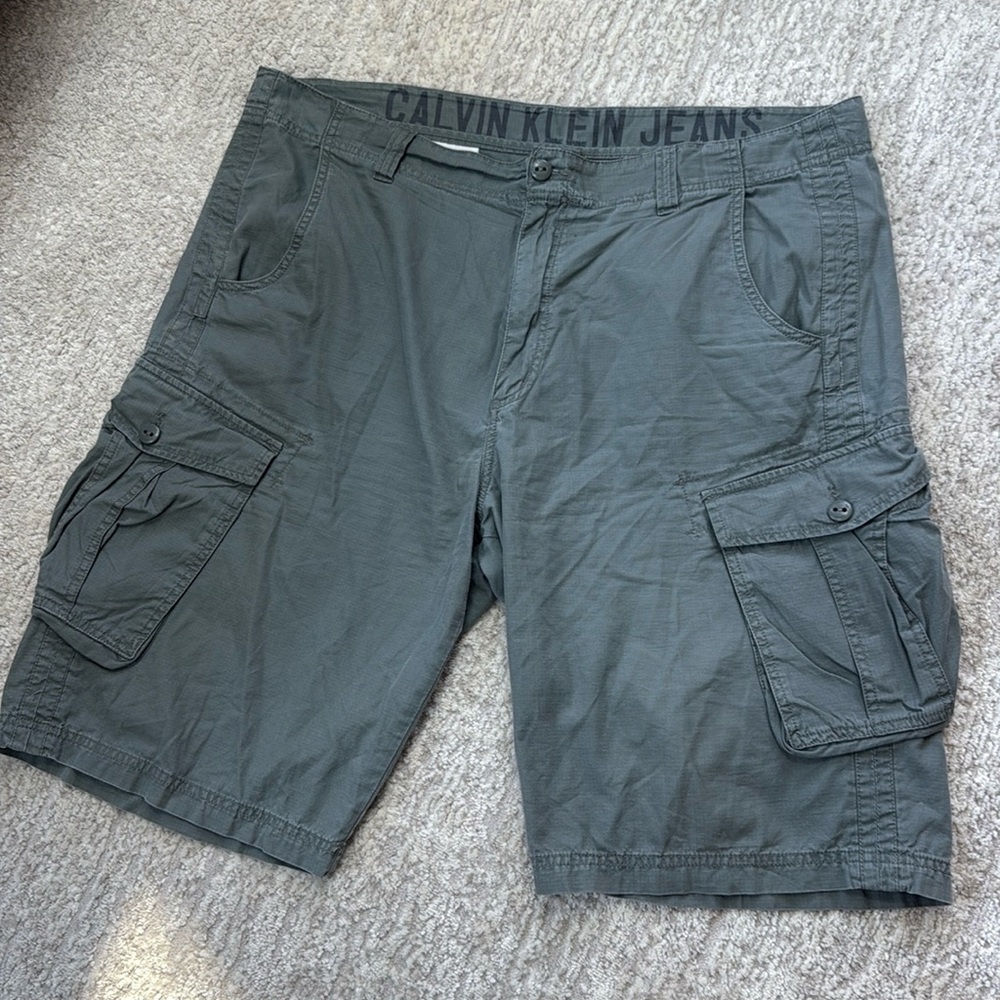 *LIKE NEW* Calvin Klein Jeans Men's Dk.Gray/Green 11" Inseam Cargo Shorts - 38